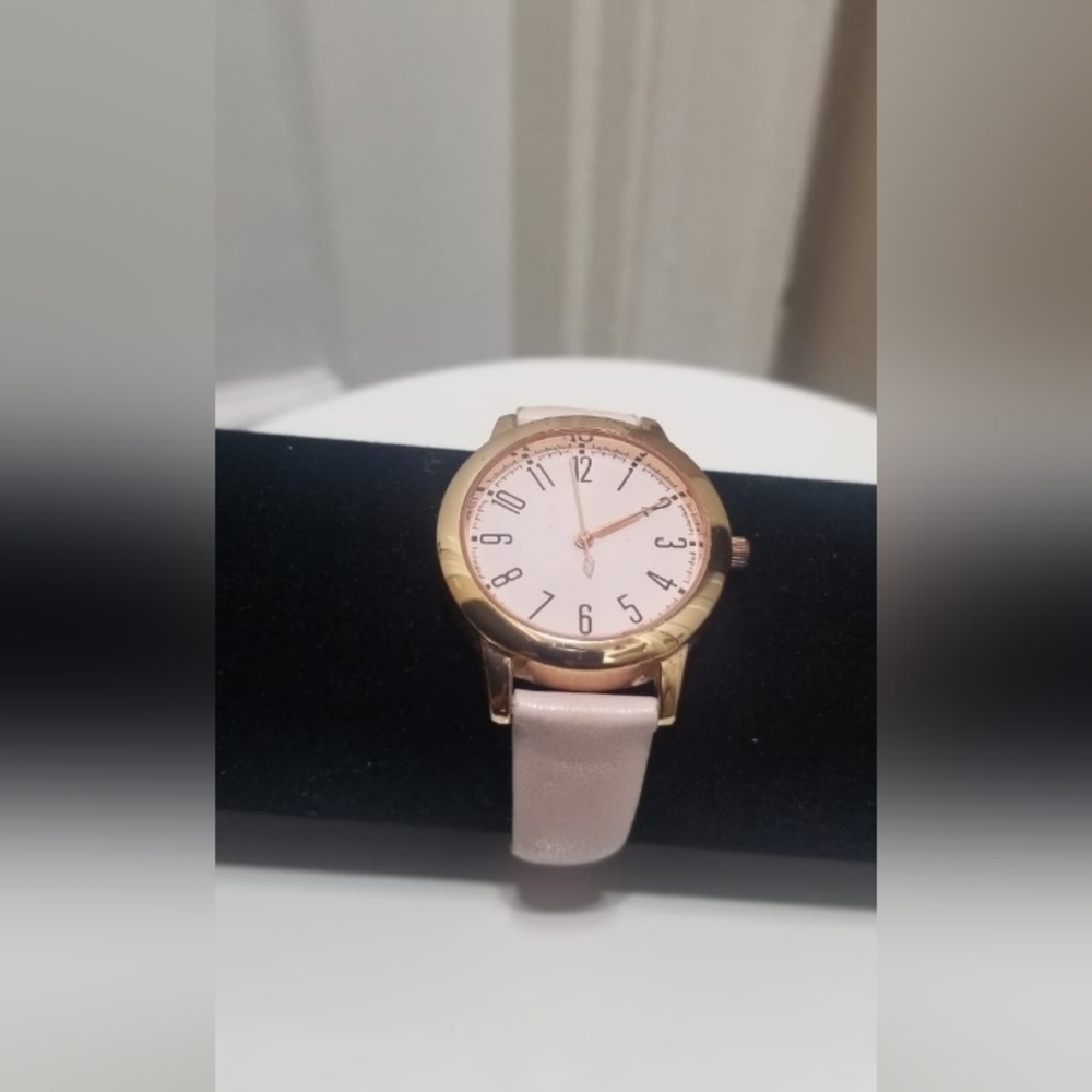 Fashion Women's Pink and Gold Wristwatch. 🌴